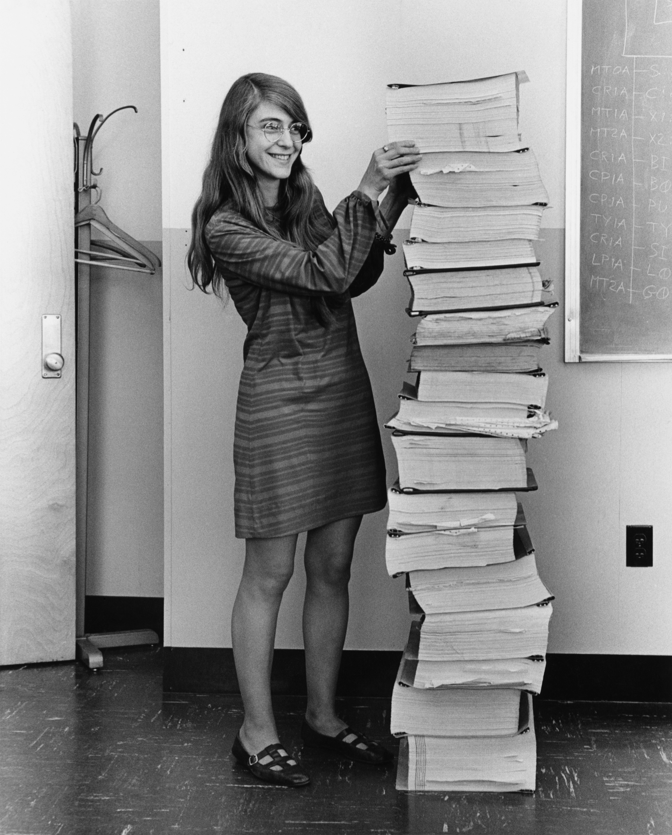 Margaret Hamilton durant el projecte Apollo amb el codi imprés de l’AGC