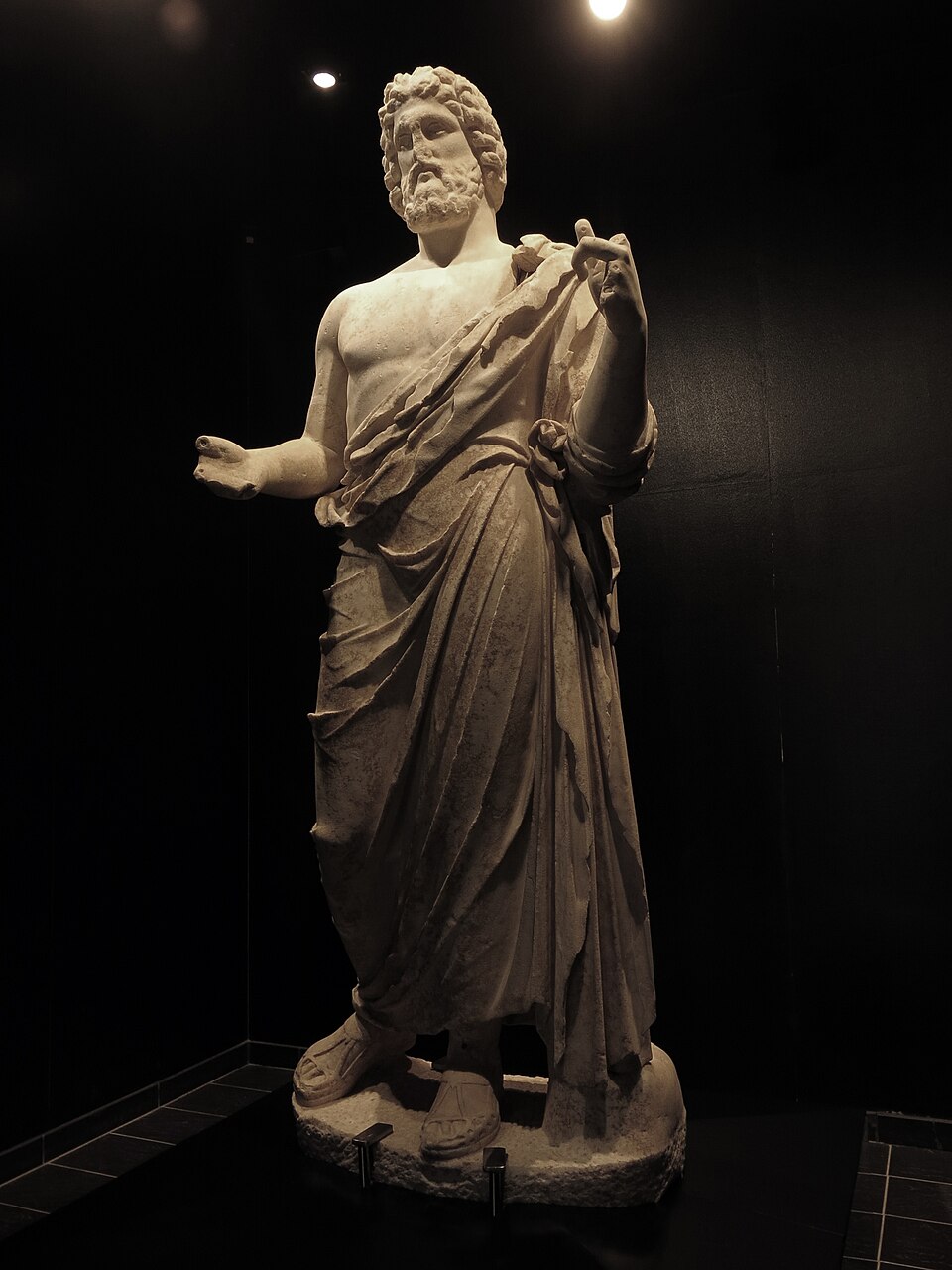 35_museu_dempuries_lescala_estatua_dasclepi_viquipedia.jpg