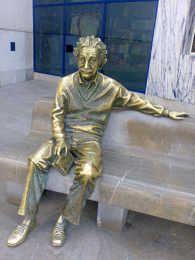 estatua_de_einstein._parque_de_ciencias_granada.jpg