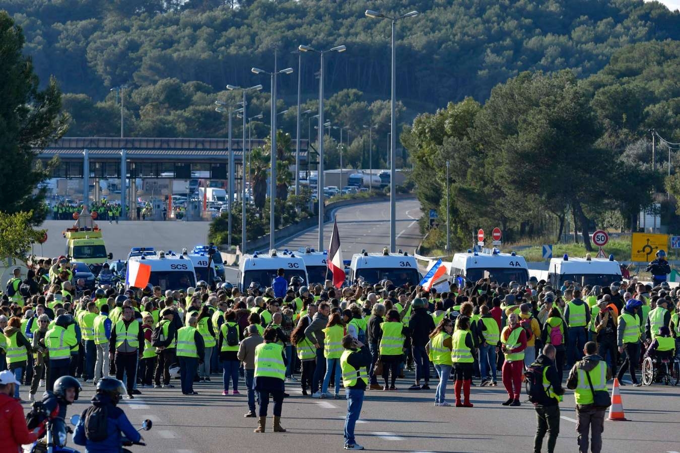 A partir del 17 de novembre, els armilles grogues van protagonitzar moviments de protesta en contra de l’alça dels preus i les taxes de carburants