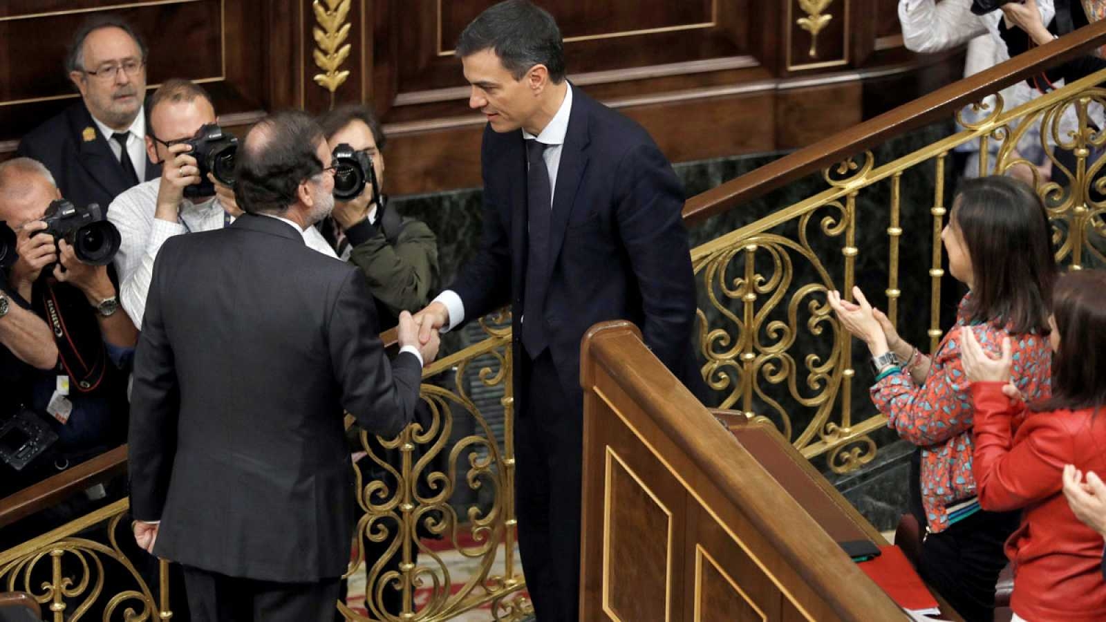 El líder del PSOE, Pedro Sánchez, es va imposar l’1 de juny al llavors president espanyol, Mariano Rajoy (PP), amb una aliança transversal de l’esquerra i les forces catalanes i basques | RTVE